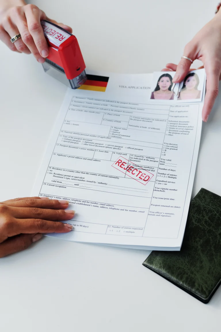 Aprobación del proceso de homologación: entrega de documentos oficiales con pasaporte y sello.