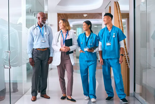 Ejemplificación de trabajo para médicos en Alemania, personas vestidas como médicos