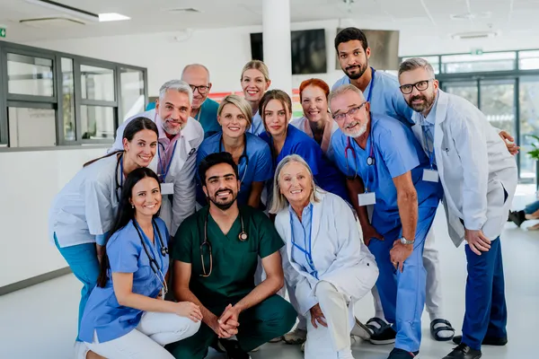 Grupo de personas con trabajo para médicos en Alemania sonriendo