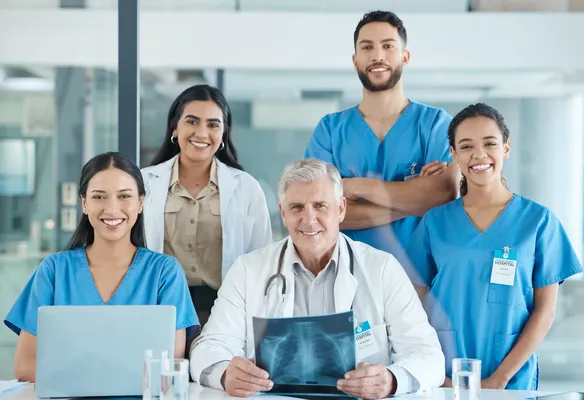 Personas realizando trabajo para médicos en Alemania sonriendo