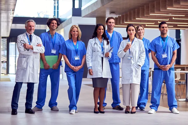 Grupo de médicos vestidos de azul y blanco ejemplifican ¿Cuánto gana un médico extranjero en Alemania en 2025?