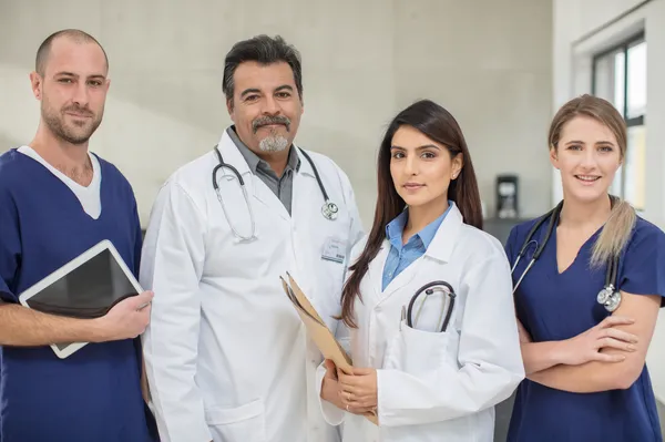 Médicos con batas blancas posando para ejemplificar ¿Cuánto gana un médico extranjero en Alemania en 2025?